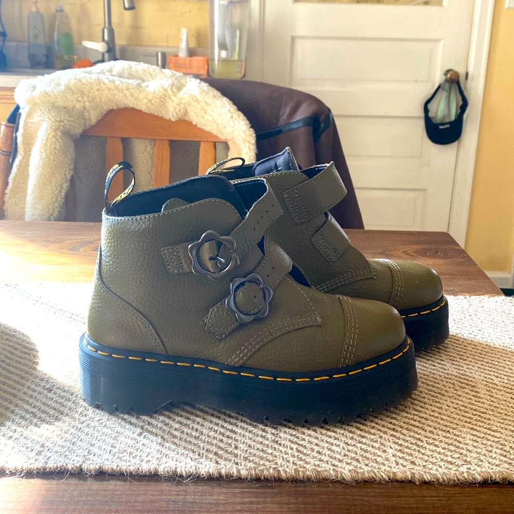 Doc Martens DEVON FLOWER BUCKLE PLATFORM, khaki green… only worn 1 time.